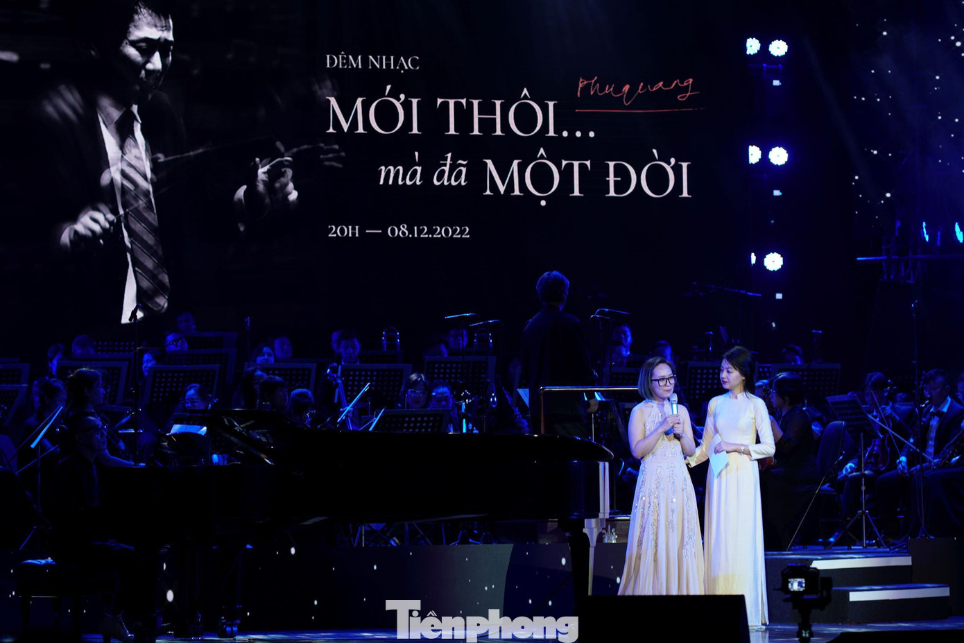 Đêm nhạc này cho khán giả cái nhìn rộng mở hơn về âm nhạc Phú Quang, cả ở mảng khí nhạc, nhạc phim và ca khúc. Nghệ sĩ Trinh Hương nghẹn ngào khi nhắc lại kỷ niệm tác phẩm khí nhạc Ngày xa được nhạc sĩ Phú Quang viết tặng con gái khi con rời gia đình sang Nga du học. Chơi dương cầm cùng dàn nhạc giao hưởng, Trinh Hương nghẹn ngào vì với chị bản nhạc này lại trở thành lời chia xa với bố trong đêm giỗ đầu ông. Ảnh: TRỌNG QUÂN.