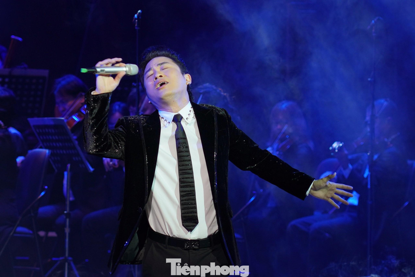 Nhiều lần hát ca khúc Mẹ (Phú Quang phổ thơ Hồ Thanh Quang) cho nên Tùng Dương luôn nắm được tinh thần ca khúc nhạc sĩ gửi gắm. Anh chia sẻ có lần hát xong bài này, nhạc sĩ Phú Quang tự đệm đàn cho anh hát, sau đó vào cánh gà ôm chầm lấy Tùng Dương và nói “cháu hát tốt lắm”. Divo tin tưởng dù nhạc sĩ đi xa thì tinh thần, âm nhạc của ông còn mãi. Ảnh: TRỌNG QUÂN.