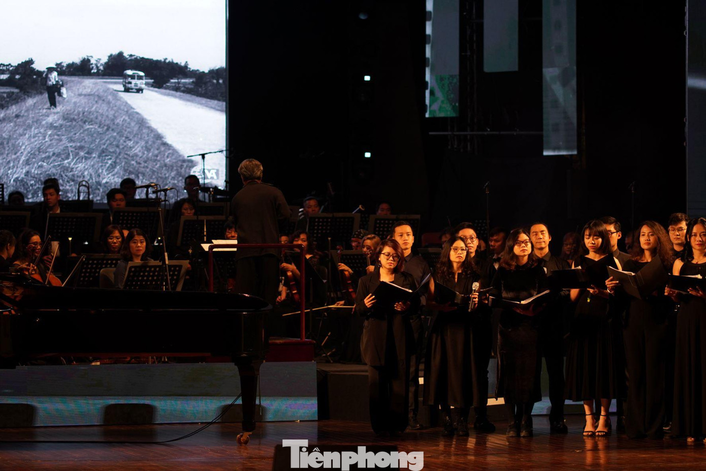 Mới thôi mà đã một đời diễn ra tối 8/12 tại Nhà hát Lớn, đúng ngày giỗ đầu nhạc sĩ Em ơi Hà Nội phố. Ông qua đời sáng 8/12/2021 sau hơn một năm nằm viện vì biến chứng tiểu đường. Phú Quang không chỉ viết ca khúc, ông sáng tác khí nhạc từ năm 17 tuổi. Nghệ sĩ Trinh Hương - con gái của của Phú Quang - cho biết những năm cuối đời ông muốn quay lại với giao hưởng, ấp ủ làm một đêm nhạc đồ sộ với dàn nhạc giao hưởng. Ảnh: TRỌNG QUÂN.