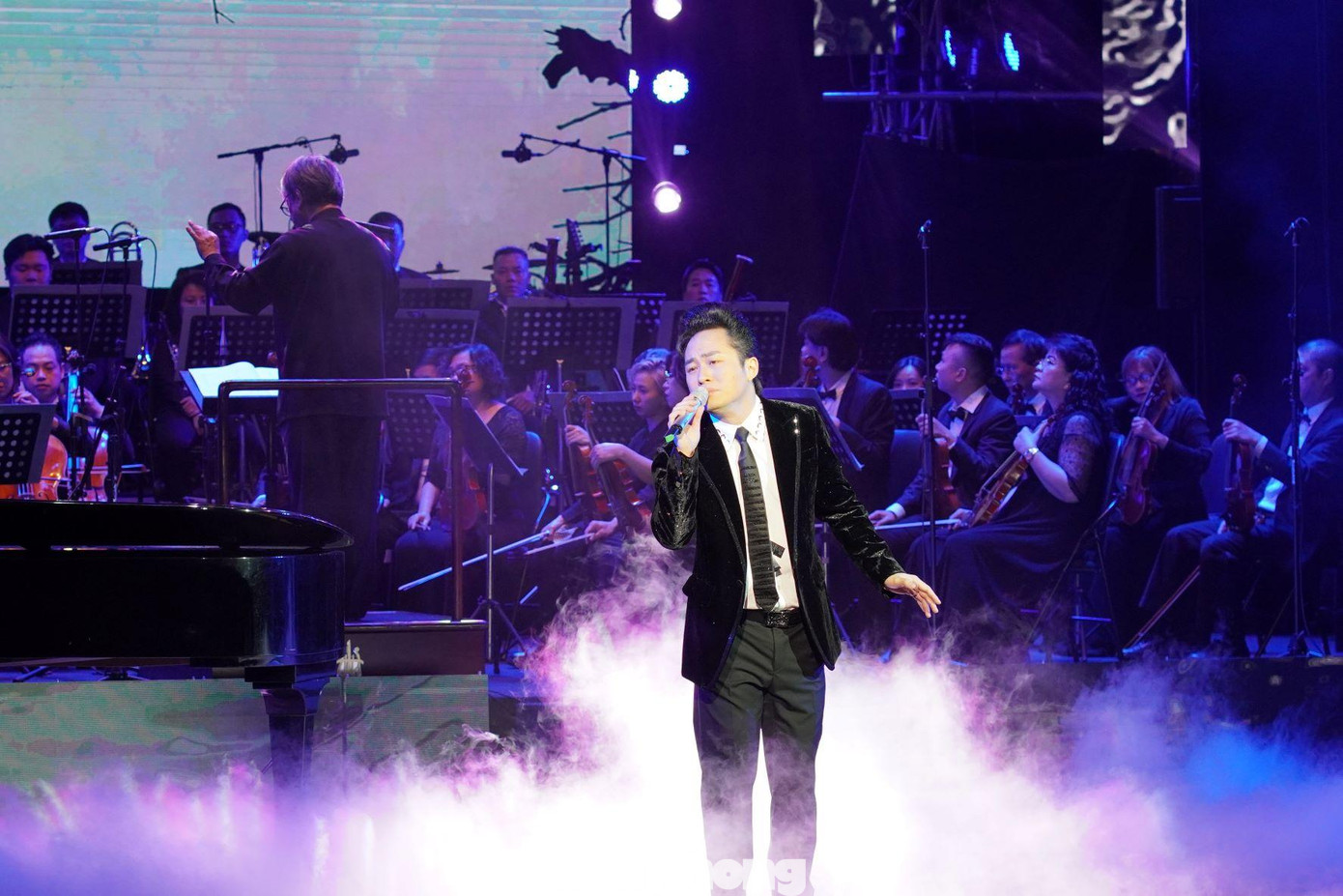 Mới thôi mà đã một đời lấy theo tên một album nhạc của Phú Quang, cũng đúng tinh thần đêm tưởng nhớ đong đầy cảm xúc, ấm áp tình thân, tình tri kỷ. Hai ca sĩ Tùng Dương, Ngọc Anh “cân” hết đêm nhạc. Tùng Dương bày tỏ sự xúc động, vinh dự khi được hát Em ơi Hà Nội phố với bản phối khí cùng dàn nhạc giao hưởng do nhạc sĩ Phú Quang thực hiện những năm cuối đời. Ảnh: TRỌNG QUÂN.