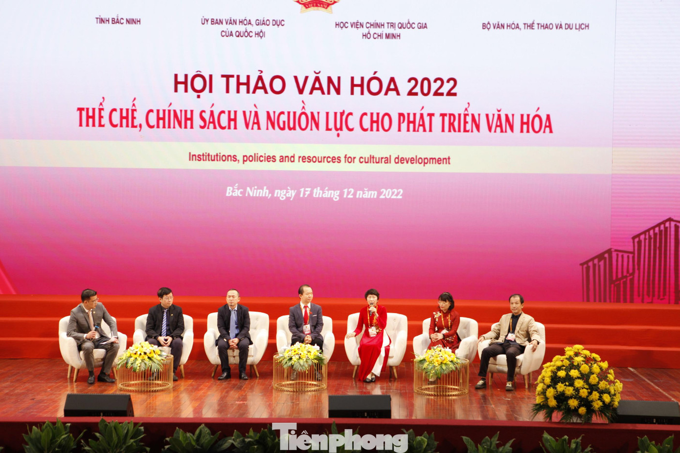 Các đại biểu trong phần thảo luận bàn tròn đề cập nhiều chủ đề nóng của văn hóa. Ảnh: NGUYỄN THẮNG.