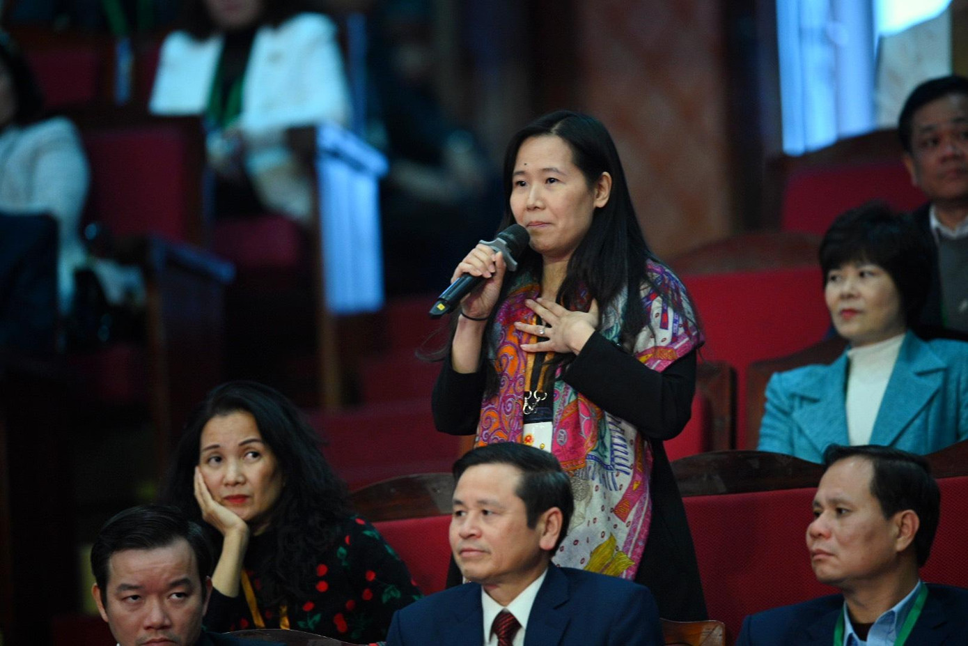 Bà Ngô Thị Bích Hạnh đại diện cho các doanh nghiệp sản xuất phim kiến nghị cởi mở thủ tục cho công nghiệp điện ảnh.