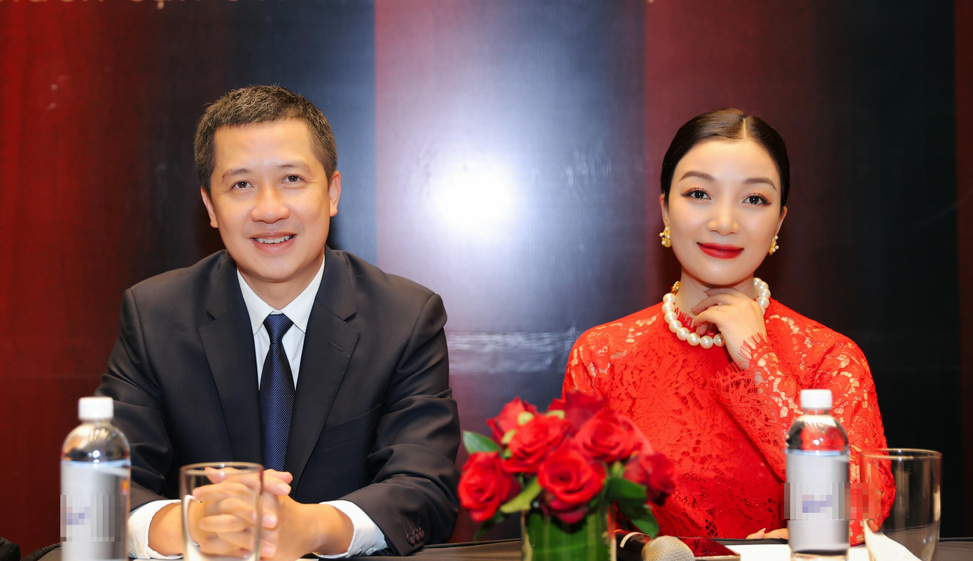 Ông Nguyễn Kim Khiêm (trái) và ca sĩ Phạm Thu Hà - người hát Người Hà Nội trong hòa nhạc chào năm mới.