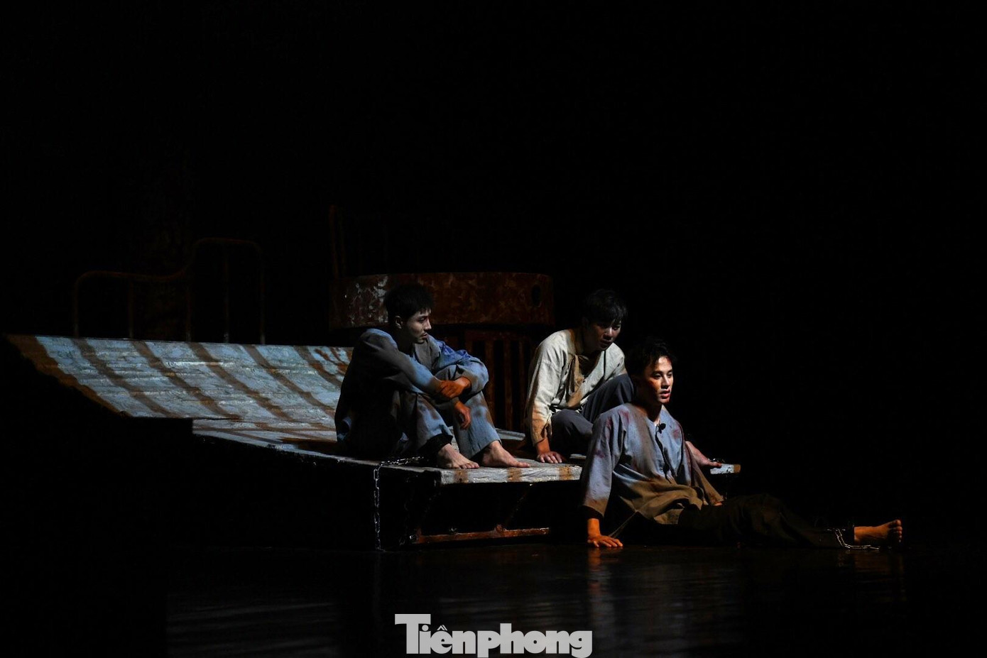 Mỗi nghệ sĩ, diễn viên đều cố gắng để lại ấn tượng qua những mảng miếng diễn xuất. Thanh Sơn trong vai Bảy "thẹo" dù xuất hiện và thoại không nhiều nhưng nỗ lực khắc họa tính cách của tay "bảo kê", sau này được anh Lý Tự Trọng dạy chữ và hứa hẹn đi theo con đường cách mạng. Ảnh: Châu Linh.