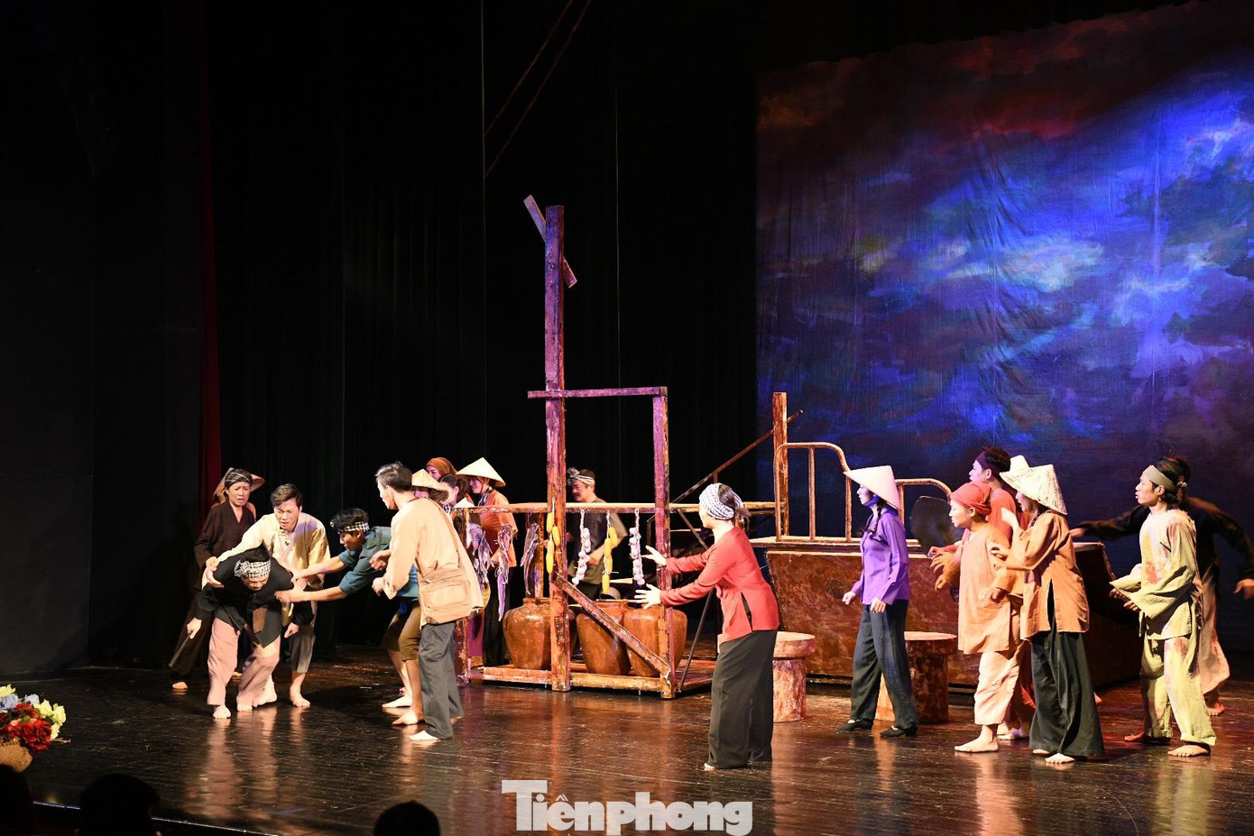 Sau hai đêm diễn 13, 14/12, NSƯT Sĩ Tiến cho biết, Nhà hát Tuổi trẻ phối hợp với Trung ương Đoàn TNCS Hồ Chí Minh đưa vở diễn đi lưu diễn ở nhiều địa phương, trường học vào dịp tháng 3/2023. Ảnh: Nguyên Khánh.