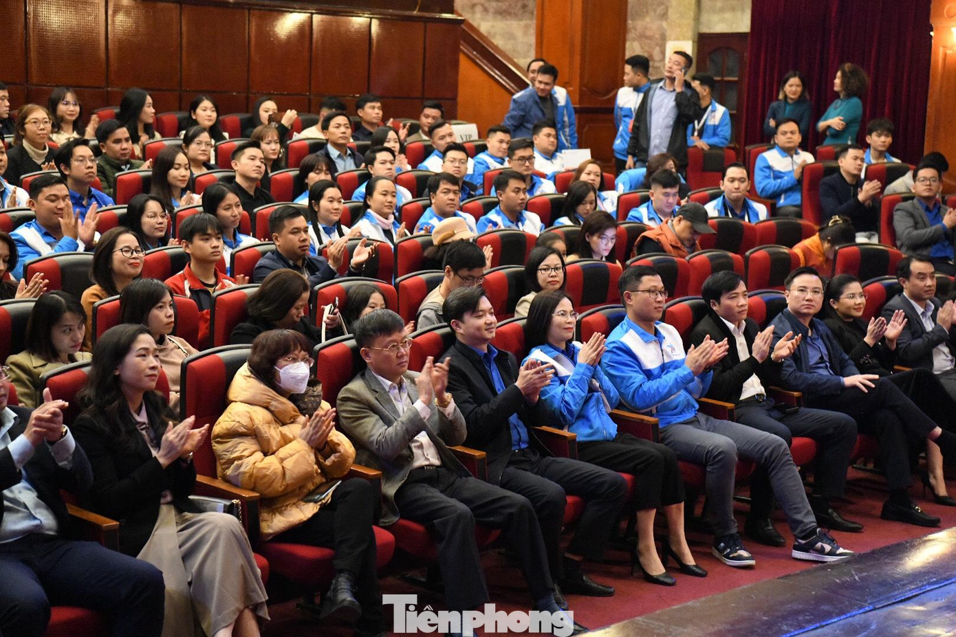 Anh Nguyễn Minh Triết, Bí thư Trung ương Đoàn TNCS Hồ Chí Minh và các đại biểu xem buổi công diễn Sống mãi tuổi 17 tối 13/12. Đêm diễn 14/12 tiếp tục phục vụ cho hơn 400 đại biểu dự Đại hội đại biểu Đoàn toàn quốc lần thứ XII. Ảnh: Châu Linh.