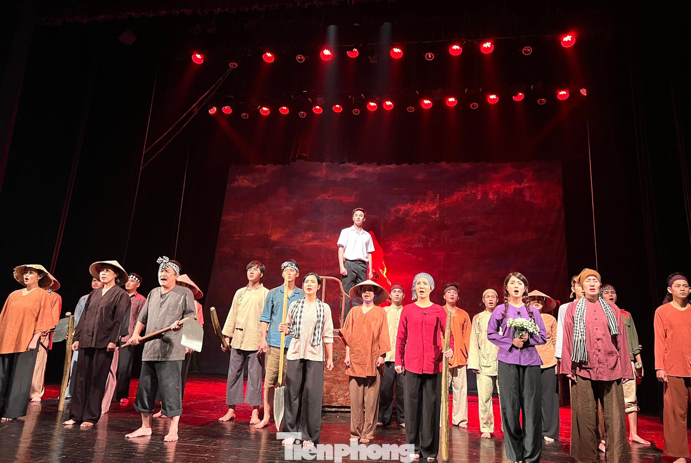 Vở Sống mãi tuổi 17 làm nổi bật hình tượng người thanh niên sớm giác ngộ cách mạng Lý Tự Trọng. Ảnh: NGUYÊN KHÁNH. Vở Sống mãi tuổi 17 làm nổi bật hình tượng người thanh niên sớm giác ngộ cách mạng Lý Tự Trọng. Ảnh: NGUYÊN KHÁNH.