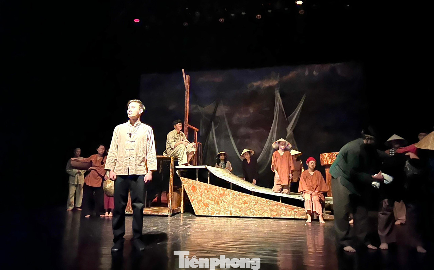 Vở diễn kể về Lý Tự Trọng - người thanh niên trẻ tuổi sớm được giác ngộ cách mạng, đảm nhận nhiệm vụ liên lạc trong và ngoài nước cho Xứ ủy Nam Kỳ và Trung ương Đảng. Anh Lý Tự Trọng cũng được giao nhiệm vụ đặc biệt: Vận động tập hợp thanh niên trong các nhà máy, trường học để thành lập Đoàn Thanh niên Cộng sản trong nước. Ảnh: Nguyên Khánh.