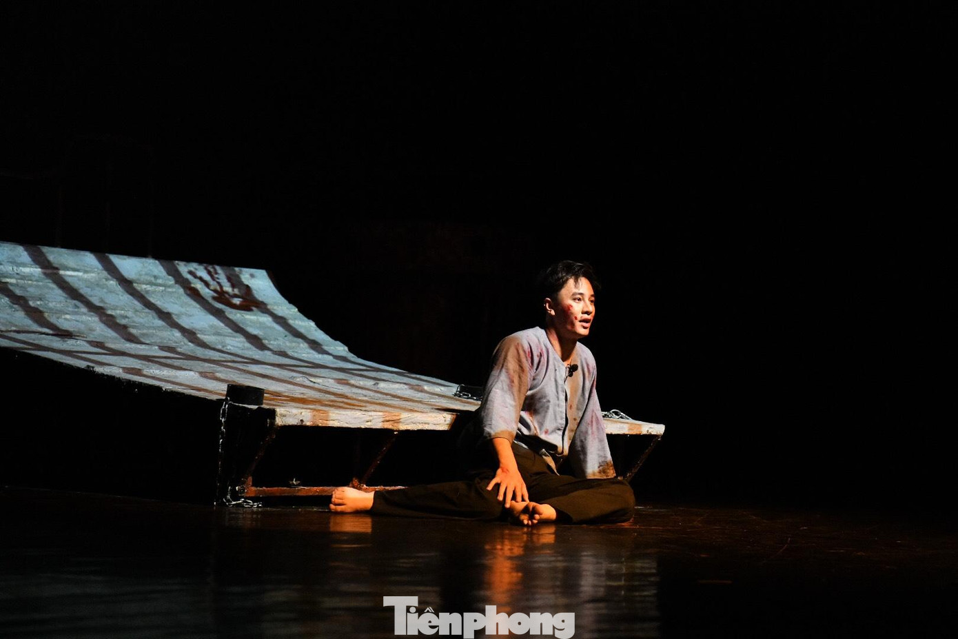 Trả lời PV Tiền Phong, nam diễn viên Quang Trọng cho biết anh giảm 7 kg để thể hiện hình tượng anh hùng trẻ tuổi Lý Tự Trọng. Tự nhận đây là vai diễn khó nhưng Quang Trọng cũng rất tự hào vì có cơ hội đáng quý để trau dồi kỹ năng diễn xuất. NSƯT Sĩ Tiến, Giám đốc Nhà hát Tuổi trẻ cho biết anh không khuyến khích diễn viên giảm cân quá nhiều, nhưng Quang Trọng cố gắng để có được ngoại hình gần với hình tượng nhân vật nhất có thể. Ảnh: Châu Linh.