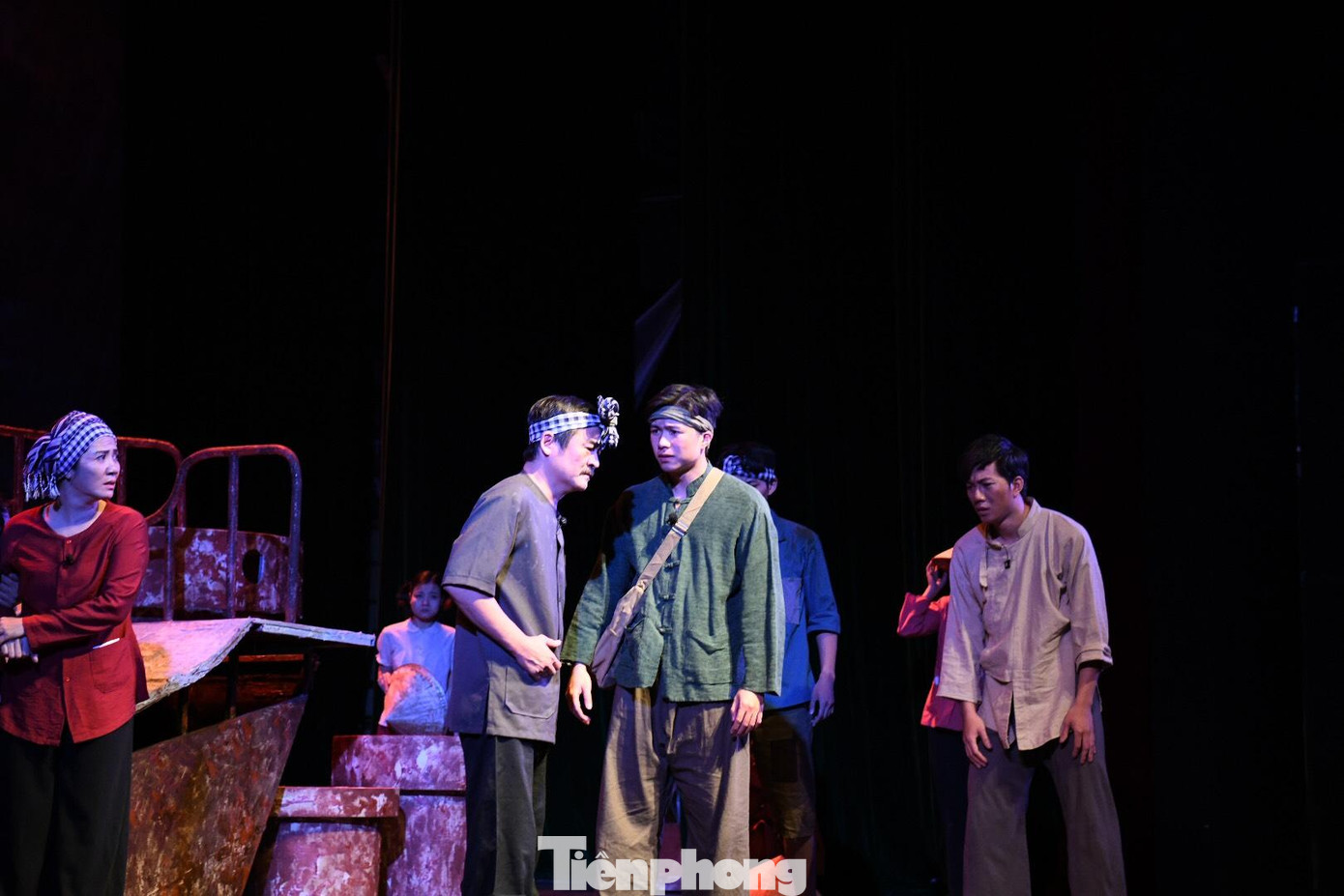 Nhà hát Tuổi trẻ đưa dàn diễn viên hùng hậu vào vở diễn chào mừng Đại hội đại biểu toàn quốc Đoàn TNCS Hồ Chí Minh lần thứ XII. Bên cạnh nam diễn viên chính Quang Trọng, nhiều nghệ sĩ tên tuổi và diễn viên nổi tiếng đều góp mặt: NSƯT Đức Khuê, nghệ sĩ Nguyệt Hằng, Bá Anh, Quang Ánh, Thanh Bình, Quỳnh Dương, Thanh Sơn, Lệ Quyên... Ảnh: Châu Linh.