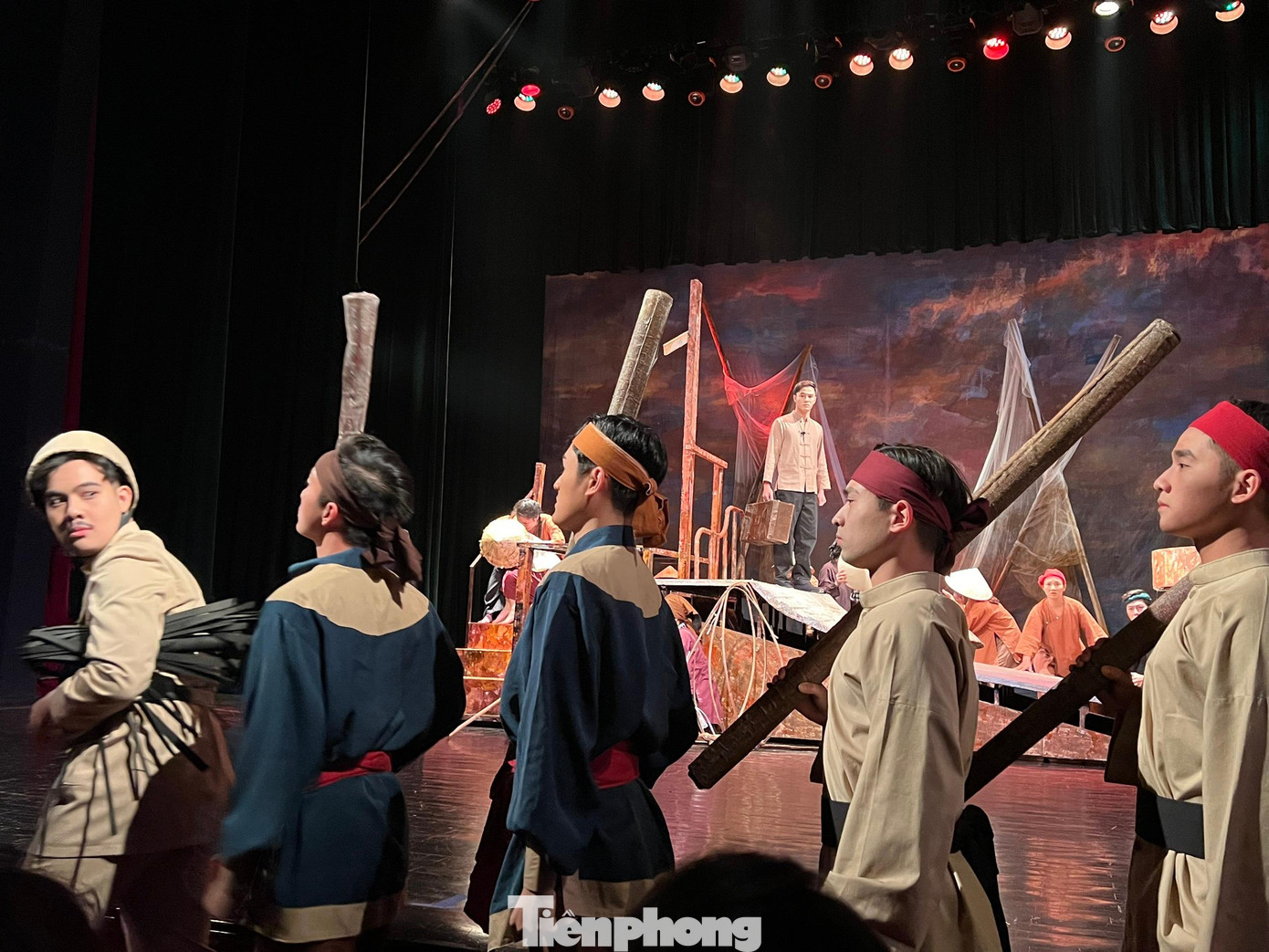 Được đưa lên dàn dựng trên sân khấu Nhà hát Tuổi trẻ cuối năm 1979, Sống mãi tuổi 17 sau đó xuất sắc giành được Huy chương Vàng tại Hội diễn Sân khấu Toàn quốc năm 1980. Nhà hát Tuổi trẻ vừa phục dựng và công diễn đêm đầu tiên 13/12/2022. Ảnh: Nguyên Khánh.