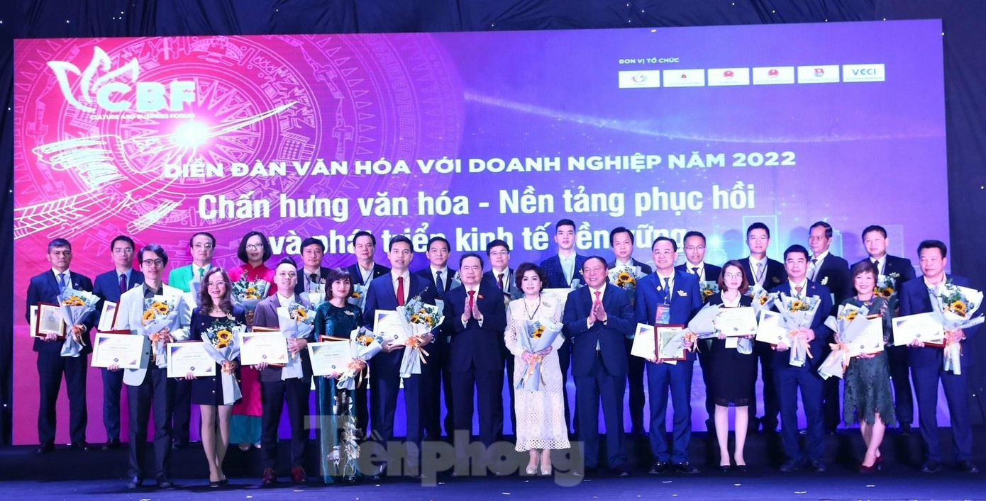 Ủy viên Bộ Chính trị, Phó Chủ tịch Thường trực Quốc hội Trần Thanh Mẫn và Bộ trưởng Nguyễn Văn Hùng trao chứng nhận "Doanh nghiệp đạt chuẩn Văn hóa kinh doanh Việt Nam” năm 2022.