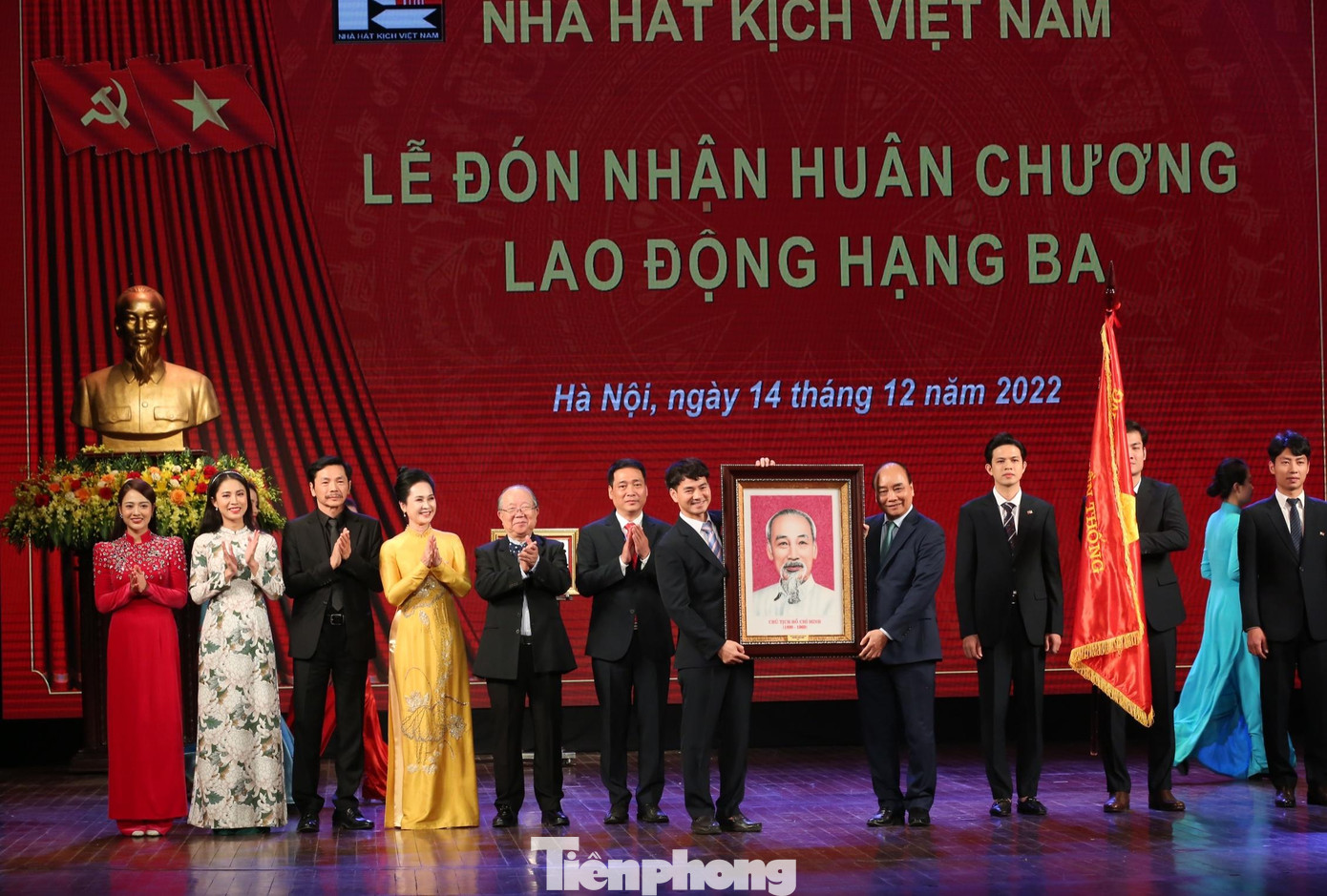 Chủ tịch nước Nguyễn Xuân Phúc tặng quà cho tập thể nghệ sĩ Nhà hát Kịch Việt Nam. Nhà hát Kịch Việt Nam cũng chú trọng công tác hợp tác quốc tế, dàn dựng nhiều tác phẩm kinh điển thế giới, làm phong phú nền nghệ thuật nước nhà. Nhà hát Kịch Việt Nam cũng là cái nôi sản sinh ra nhiều nghệ sĩ xuất sắc cho đất nước và hiện không ngừng nỗ lực kế thừa và phát huy thành tựu của các thế hệ đi trước, xứng đáng là “Anh cả đỏ”, là “cánh chim đầu đàn”, là đại diện của kịch nghệ Việt Nam.