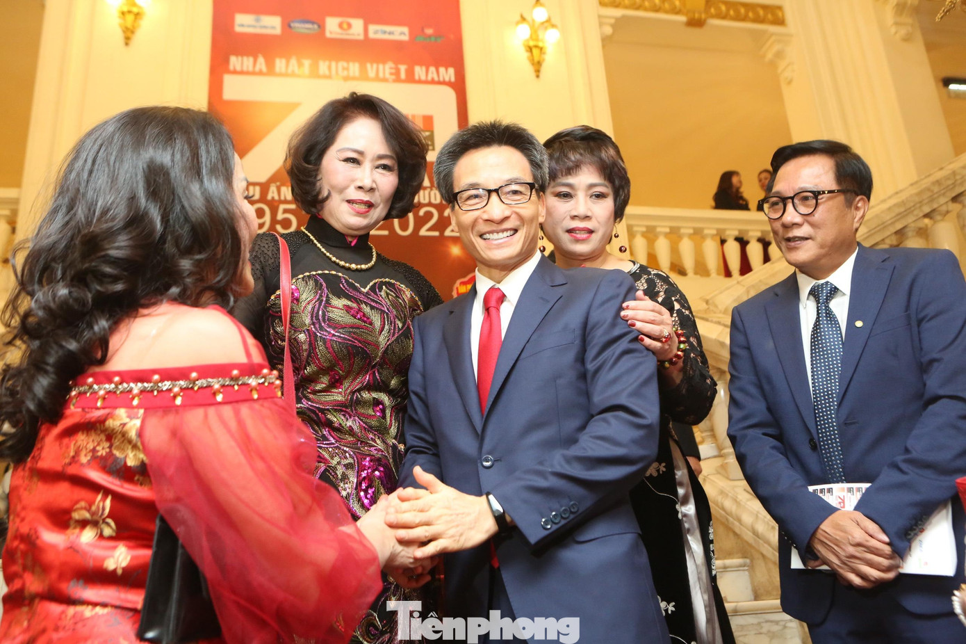 Phó Thủ tướng Vũ Đức Đam chia vui cùng các nghệ sĩ Nhà hát Kịch Việt Nam.