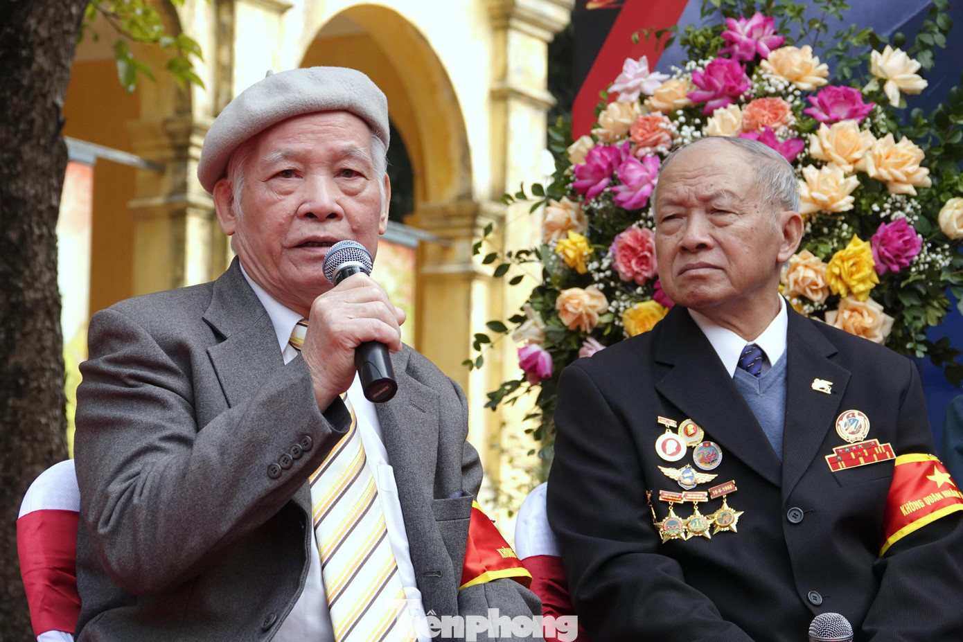 Đại tá phi công Hoàng Biểu (trái) - một trong số ít các phi công bay đêm trên tiêm kích MiG của Sư đoàn Không quân 371 tham gia không chiến với máy bay Mỹ trong chiến tranh.