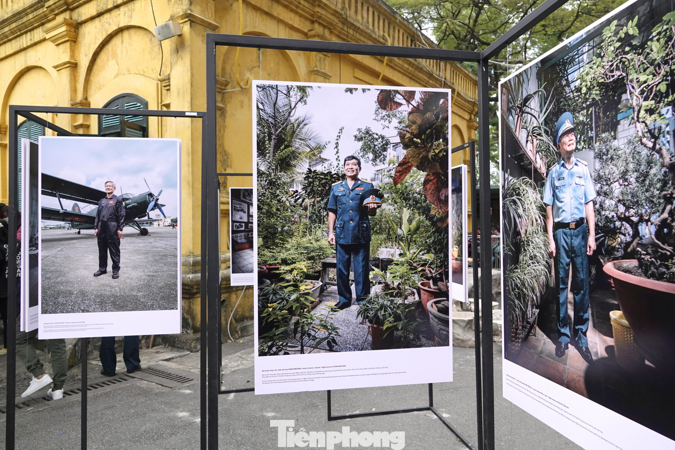 Triển lãm giới thiệu hơn 100 tài liệu, gồm 2 chủ đề: B-52: Hà Nội không bất ngờ và Từ mặt đất đến bầu trời. Đây là nội dung trong chương trình phối hợp tổ chức giữa Trung tâm Bảo tồn di sản Thăng Long - Hà Nội, Bảo tàng Chiến thắng B-52, Cục Chính trị Bộ Tư lệnh Thủ đô Hà Nội và Ban liên lạc Cựu chiến binh Trung đoàn Không quân 923.