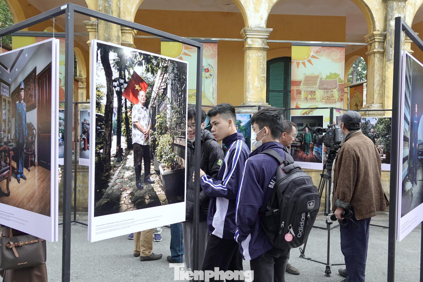 Triển lãm Từ mặt đất đến bầu trời góp phần làm rõ hơn về thế trận phòng không mà quân và dân Hà Nội và các tỉnh miền Bắc Việt Nam đã chuẩn bị, chiến đấu đánh bại cuộc tập kích đường không chiến lược với mật danh Linerbaker II của Mỹ. Cuộc triển lãm đã thu hút rất đông người xem, trong đó có nhiều người trẻ tới đây để cảm nhận sâu sắc hơn về một thời liệt oanh của thế hệ cha ông.