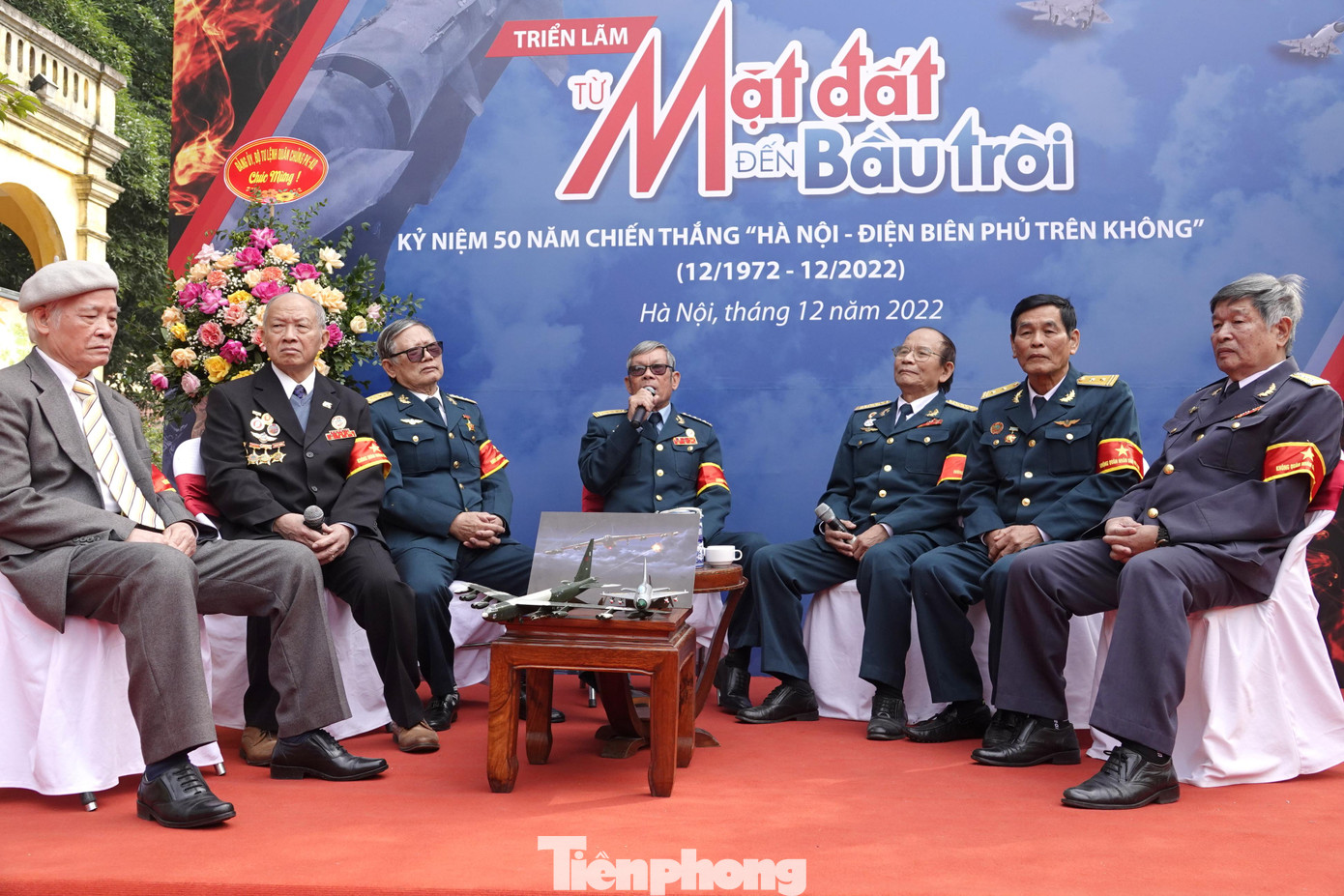 Các nhân chứng lịch sử là phi công chiến đấu bay đêm của hai Trung đoàn Không quân 921 và 927 thuộc Sư đoàn Không quân 371. Họ nhắc lại nhiệm vụ đánh B-52 gian khổ, chiến thắng oanh liệt của quân và dân ta trong những tháng ngày lịch sử.