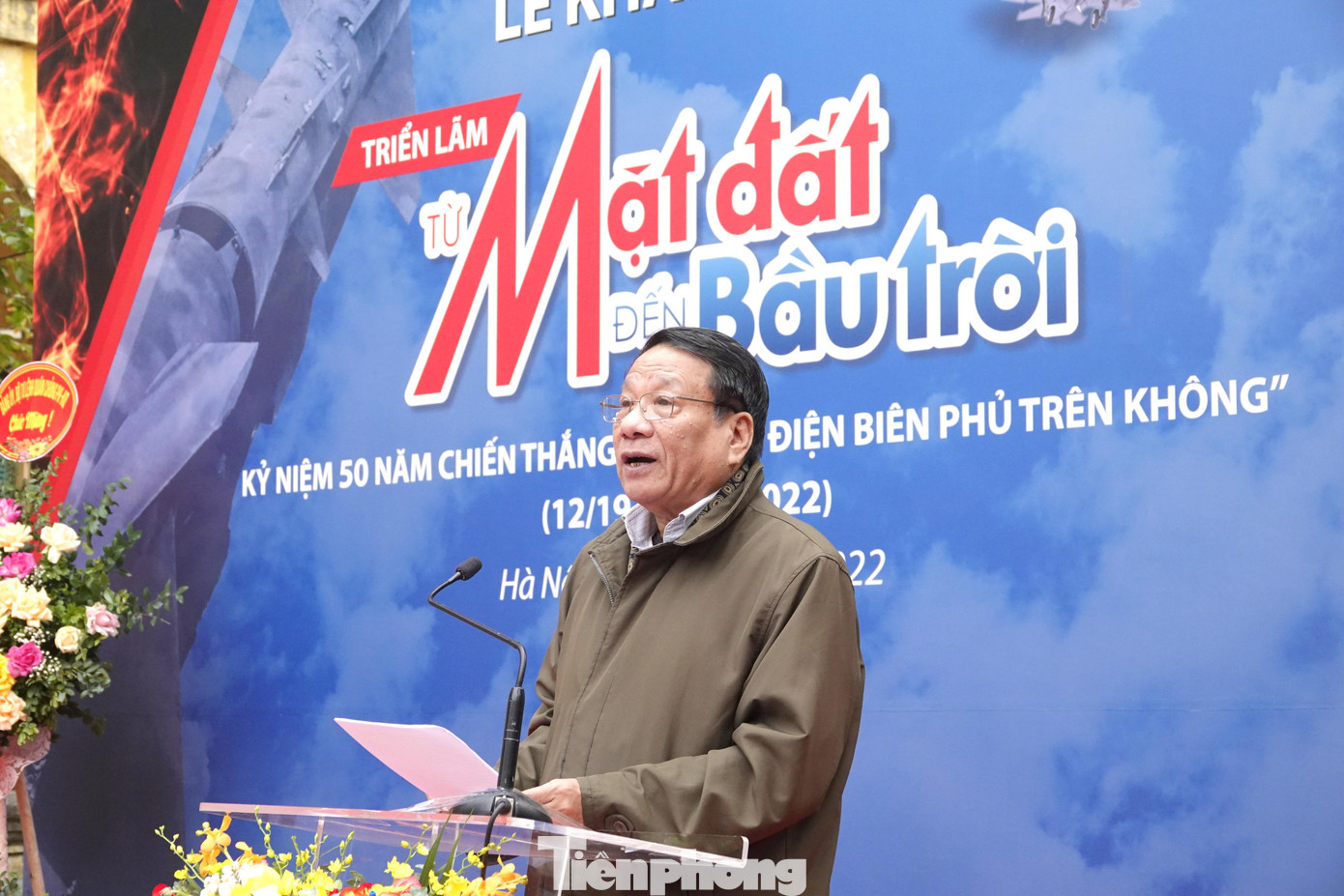 PGS.TS Đặng Văn Bài - Phó Chủ tịch Hội đồng di sản văn hóa quốc gia - giới thiệu cuốn sách về Hầm chỉ huy tác chiến T1 Bộ Tổng tham mưu tại khu di sản Hoàng Thành Thăng Long - Hà Nội. Cuốn sách tập hợp nhiều tư liệu và ký ức quan trọng về chiến thắng “Hà Nội - Điện Biên Phủ trên không” 1972.