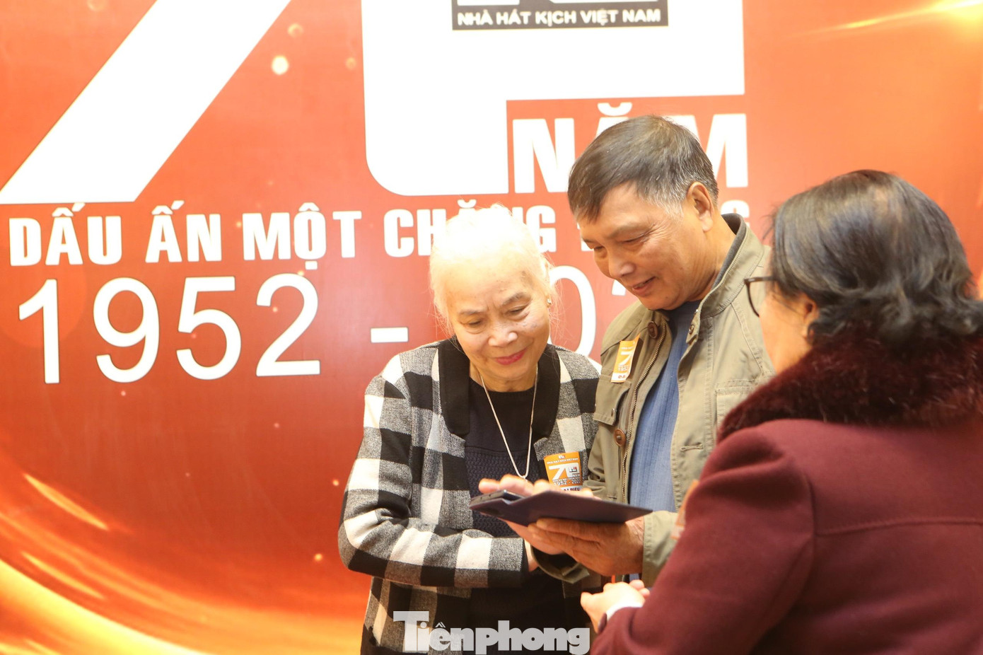 NSƯT Ngọc Thoa - một trong những gương mặt gạo cội của Nhà hát Kịch Việt Nam. Bà còn được biết đến qua nhiều vai diễn truyền hình với danh hiệu "mẹ chồng hiền nhất màn ảnh" do khán giả yêu mến tặng.