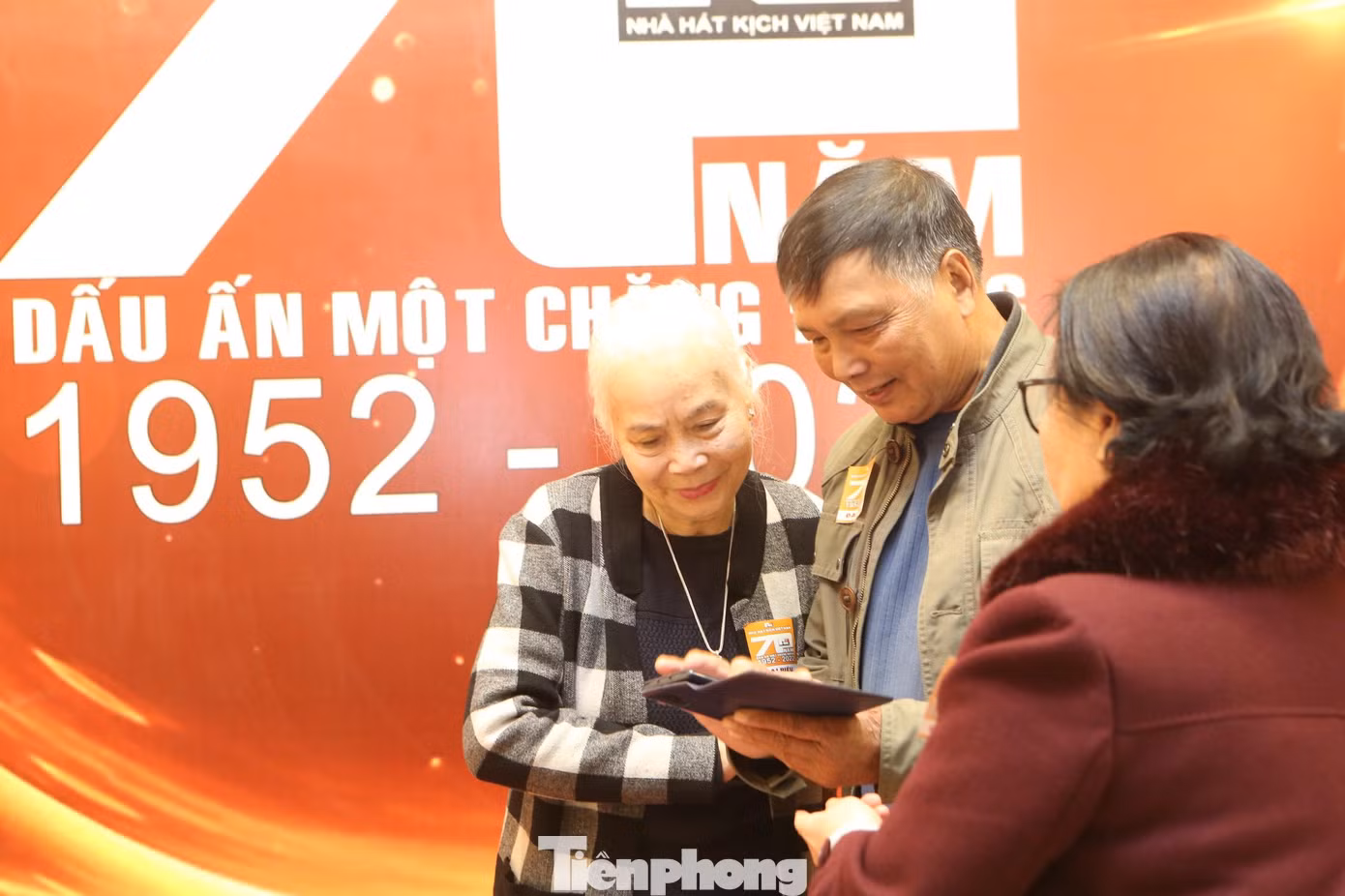 NSƯT Ngọc Thoa - một trong những gương mặt gạo cội của Nhà hát Kịch Việt Nam. Bà còn được biết đến qua nhiều vai diễn truyền hình với danh hiệu "mẹ chồng hiền nhất màn ảnh" do khán giả yêu mến tặng.