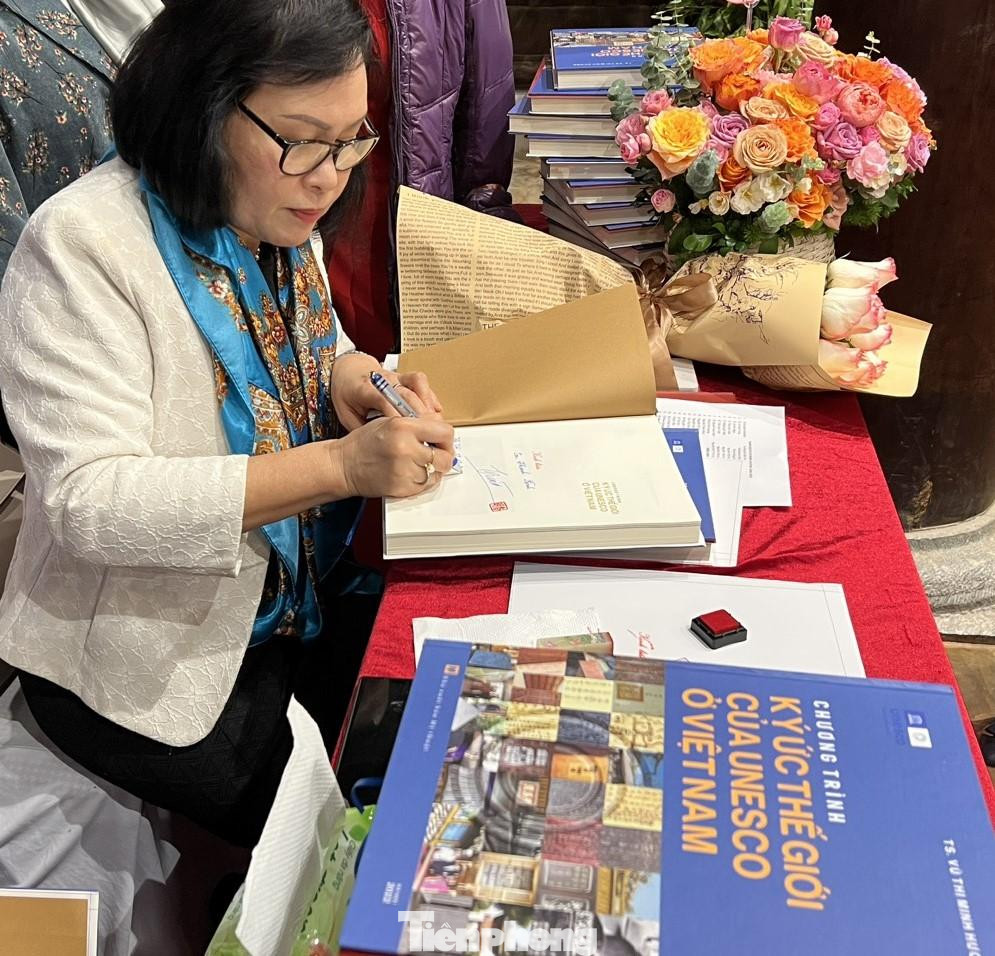 TS. Vũ Thị Minh Hương ra mắt sách Chương trình Ký ức thế giới của UNESCO ở Việt Nam. Ảnh: NGỌC ÁNH.