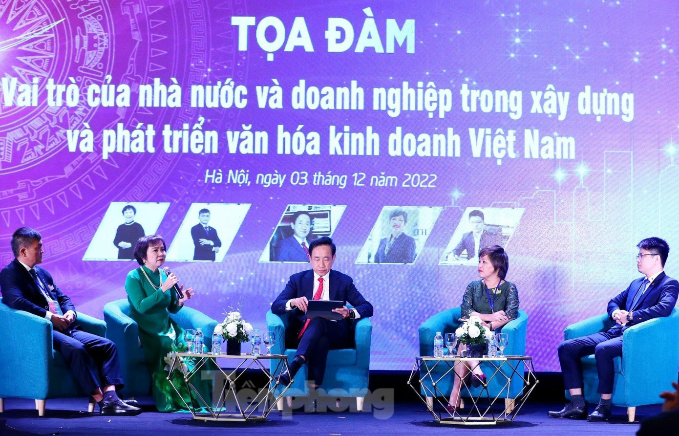 Chia sẻ về vai trò của nhà nước và doanh nghiệp trong xây dựng và phát triển văn hóa kinh doanh Việt Nam. Ảnh: NGUYÊN KHÁNH.