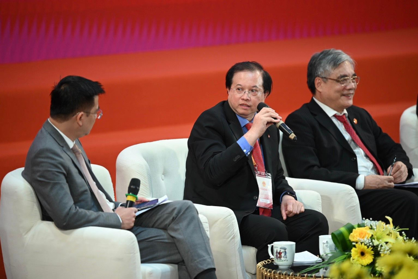 Phiên thảo luận chiều 17/12 tiếp tục bàn thảo các giải pháp để phát triển văn hóa.