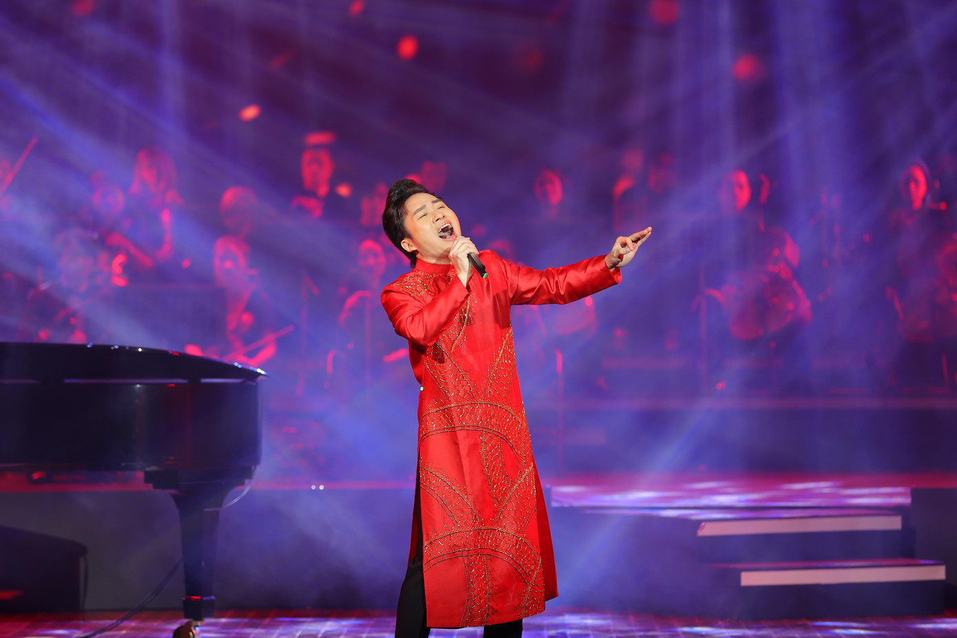 Tùng Dương dẫu “quái” đến đâu thì luôn cẩn trọng nhất có thể khi hát nhạc Phú Quang, vì ông luôn dặn anh “đừng lên đồng” khi hát nhạc tình, trừ bài Chiều phủ Tây Hồ lại được ông khuyến khích phiêu nhất có thể. Ngoài hai ca khúc này, Tùng Dương thể hiện Mai đành xa sông Thương thật thương, Mẹ... Ảnh: TRỌNG QUÂN.