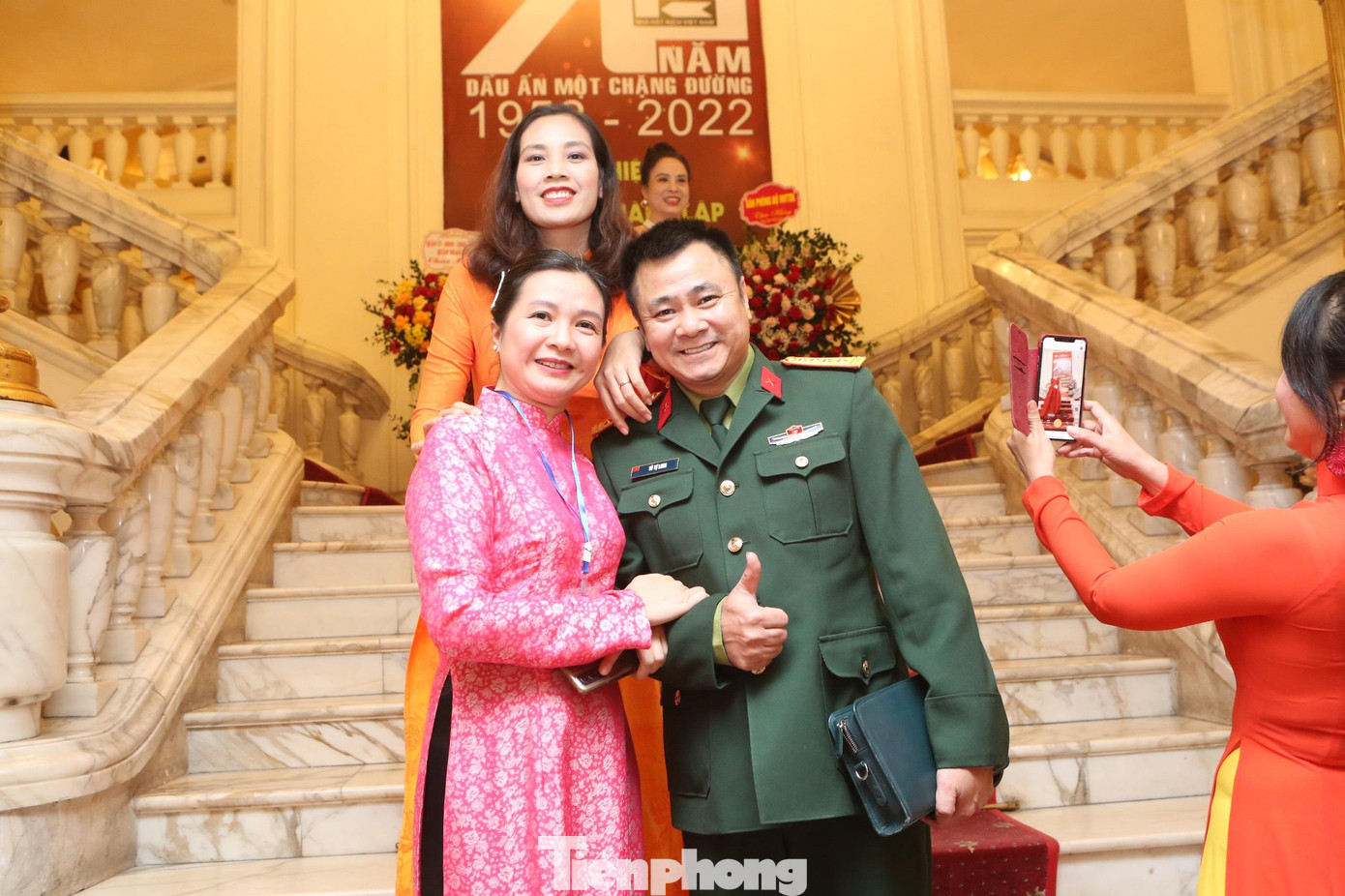 NSND Tự Long tới chia vui cùng đồng nghiệp. Xuân Bắc - Tự Long là cặp bài trùng suốt những năm qua. NSƯT Xuân Bắc từng nói hai người chỉ cần nhìn nhau là hiểu ý đối phương.