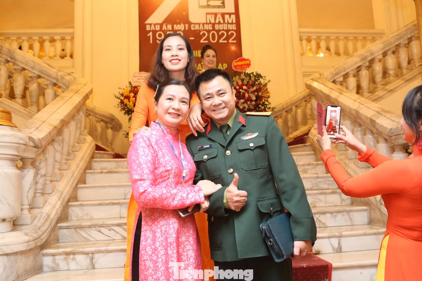 NSND Tự Long tới chia vui cùng đồng nghiệp. Xuân Bắc - Tự Long là cặp bài trùng suốt những năm qua. NSƯT Xuân Bắc từng nói hai người chỉ cần nhìn nhau là hiểu ý đối phương.