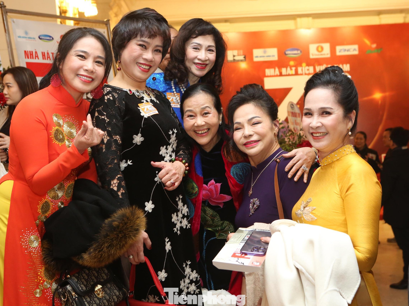 NSND Lan Hương gắn bó với Nhà hát Kịch Việt Nam từ năm 1978 cho tới khi nghỉ chế độ. Hai vợ chồng chị trải qua những tháng ngày bao cấp gian khó, giai đoạn chuyển sang kinh tế thị trường nhiều biến động với đời sống nghệ thuật. Trong tháng kỷ niệm 70 năm thành lập Nhà hát Kịch Việt Nam, NSND Lan Hương là một trong số nghệ sĩ được mời quay trở lại đứng trên sân khấu trong nhiều vở diễn nổi tiếng.