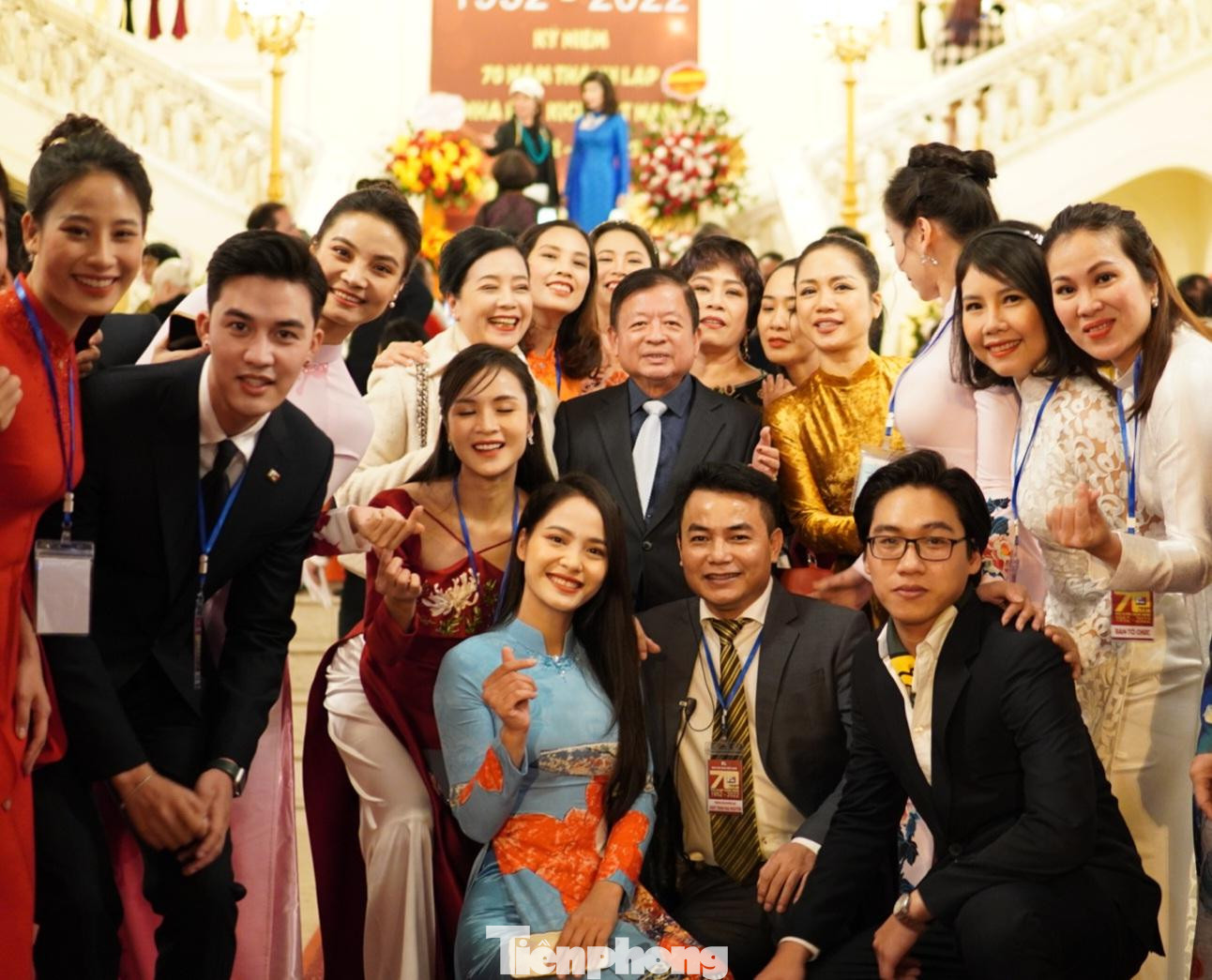 Vợ chồng nhạc sĩ Đỗ Hồng Quân và NSƯT Chiều Xuân bị "bao vây".