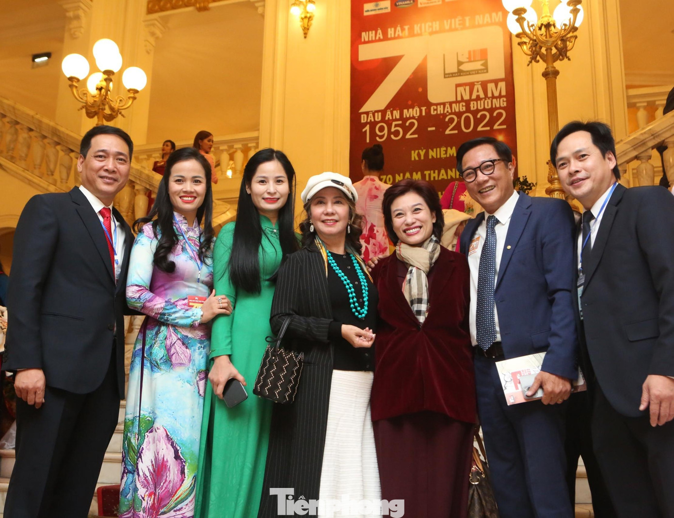 NSƯT Kiều Minh Hiếu (từ trái qua), nghệ sĩ Thu Hà, Thân Thanh Giang, NSƯT Nguyễn Thị Thu Hà, NSƯT Trần Ly Ly - Quyền Cục trưởng Cục Nghệ thuật biểu diễn - NSND Trọng Trinh, và NSƯT Hoàng Lâm Tùng.