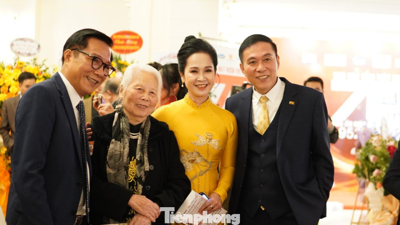 NSND Trọng Trinh hội ngộ vợ chồng NSND Lan Hương - NSƯT Đỗ Kỷ.