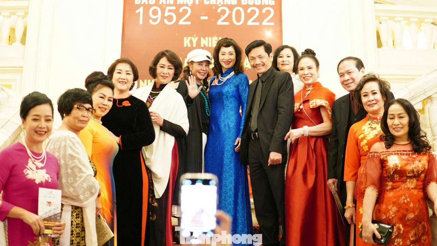 NSND Trung Anh gắn bó với Nhà hát Kịch Việt trong suốt gần 40 năm hoạt động nghệ thuật cho tới khi nghỉ hưu. Cùng với nhiều nghệ sĩ gạo cội đi trước, NSND Trung Anh góp phần làm nên thương hiệu nghệ sĩ Nhà hát Kịch Việt Nam.