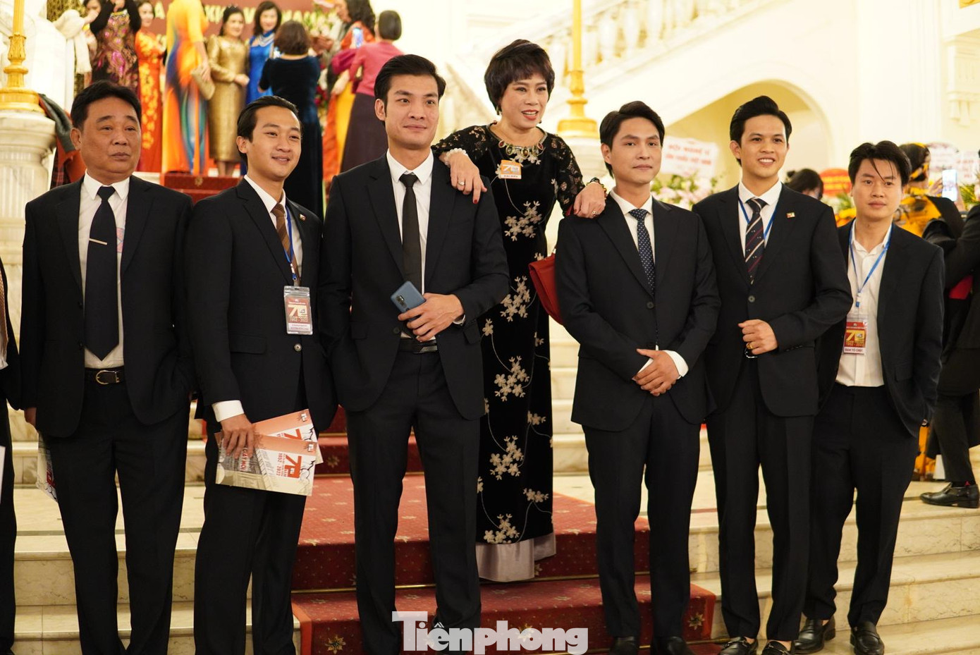 NSƯT Quốc Khánh vừa nhận quyết định nghỉ chế độ, NSƯT Thúy Phương (giữa) và dàn diễn viên trẻ của Nhà hát Kịch Việt Nam.