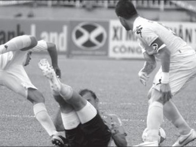  Lối đá bóng đi người ở lại của Hà Nội T&T Ảnh: TƯờNG VŨ 