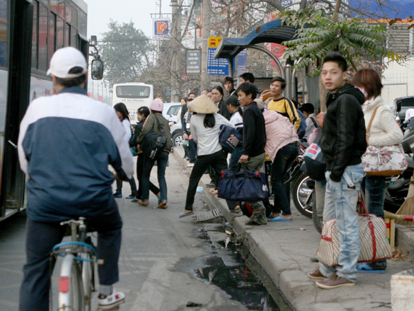 Điểm chờ xe buýt cũng đông nghịt người