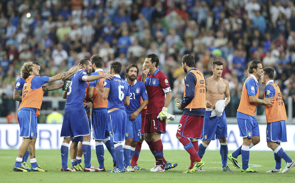 Niềm vui các cầu thủ Italia sau trận đấu