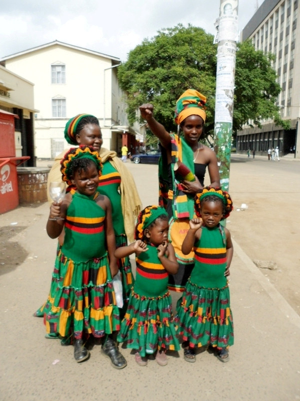 Phụ nữ và trẻ em Zambia đều yêu bóng đá