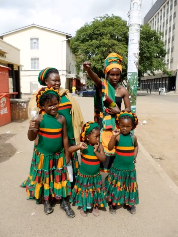 Phụ nữ và trẻ em Zambia đều yêu bóng đá
