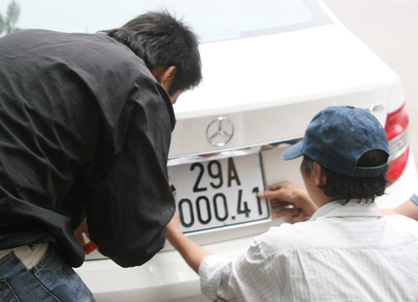 Chiếc xe này đã hoàng thiện thủ tục và đeo biển kiểm soát 5 chữ số