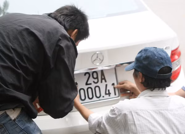 Chiếc xe này đã hoàng thiện thủ tục và đeo biển kiểm soát năm số. Chiếc xe này đã hoàng thiện thủ tục và đeo biển kiểm soát 5 chữ số