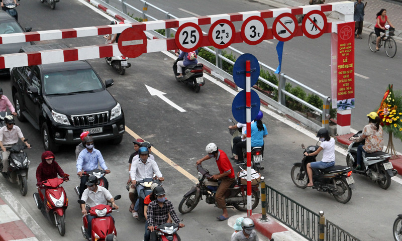 Quay đầu xe ngay ở chân cầu làm cản trở tới những phương tiện đang di chuyển xuống dốc