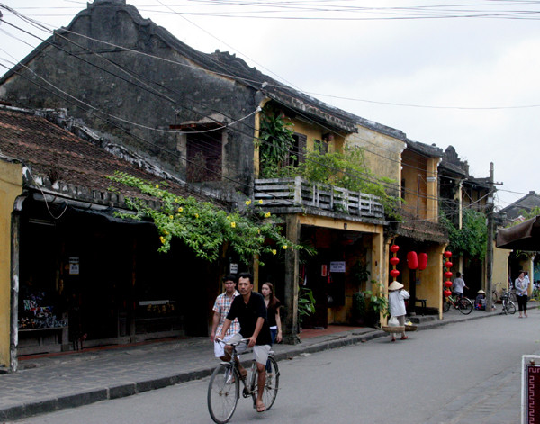 Những mái nhà lợp ngói âm dương nối liền nhau