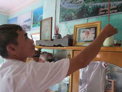 Ông Hoành trước ban thờ Đại tướng. Ông Hoành trước ban thờ Đại tướng