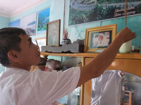 Ông Hoành trước ban thờ Đại tướng
