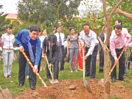 Anh Nguyễn Đắc Vinh (áo xanh) trồng cây xanh tại Bắc Giang Ảnh: Nguyễn Hà. Anh Nguyễn Đắc Vinh (áo xanh) trồng cây xanh tại Bắc Giang Ảnh: Nguyễn Hà