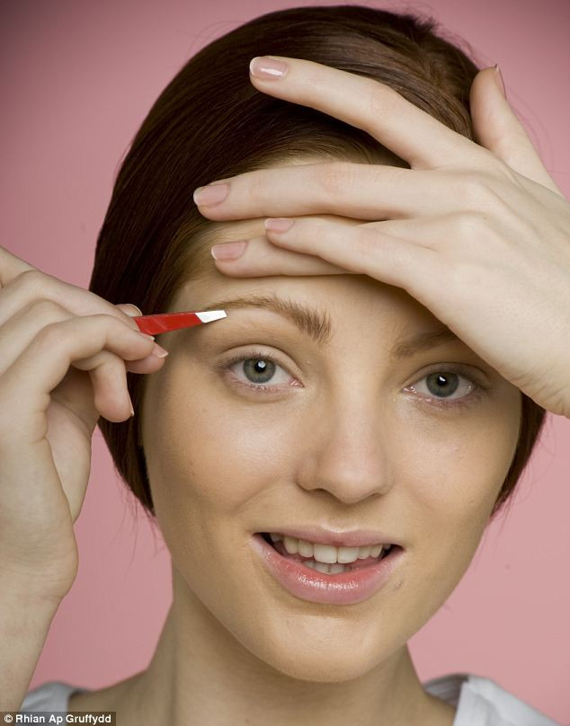 Bước 2: Phía dưới chân mày, bạn có thể dùng dao cạo nhẹ hoặc có thể nhổ theo hướng lông mày mọc